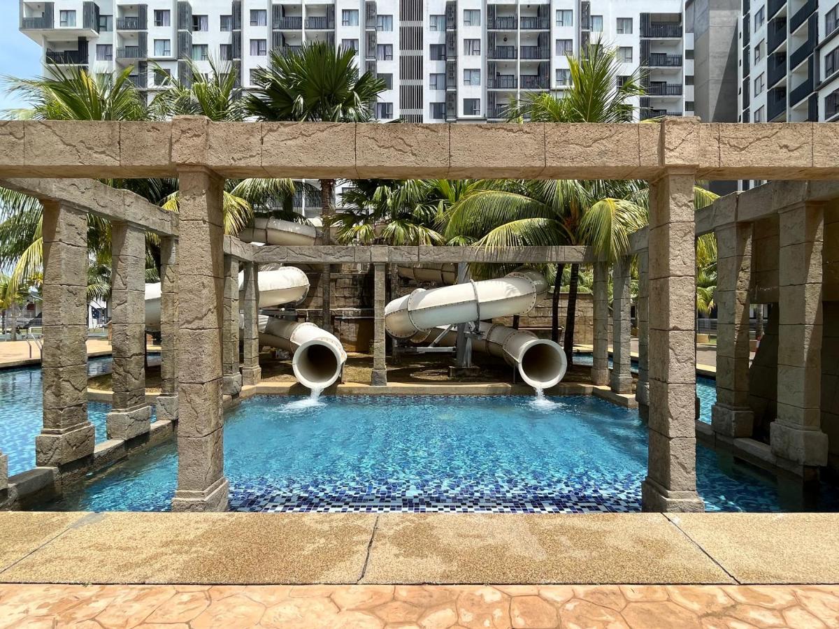 Sg Resort Residence - Beach & Waterpark Kuantan Bagian luar foto