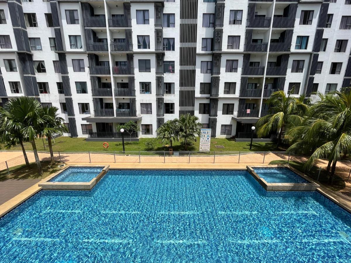 Sg Resort Residence - Beach & Waterpark Kuantan Bagian luar foto